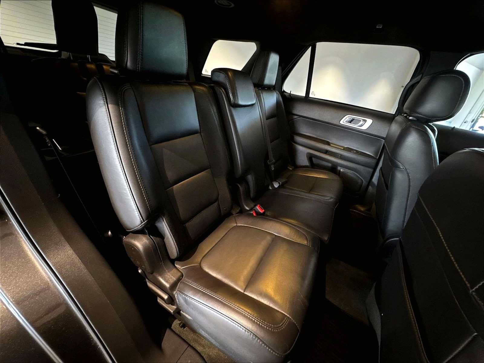 Used 2015 Ford Explorer XLT w/ Equipment Group 202A AWD/4WD image 31