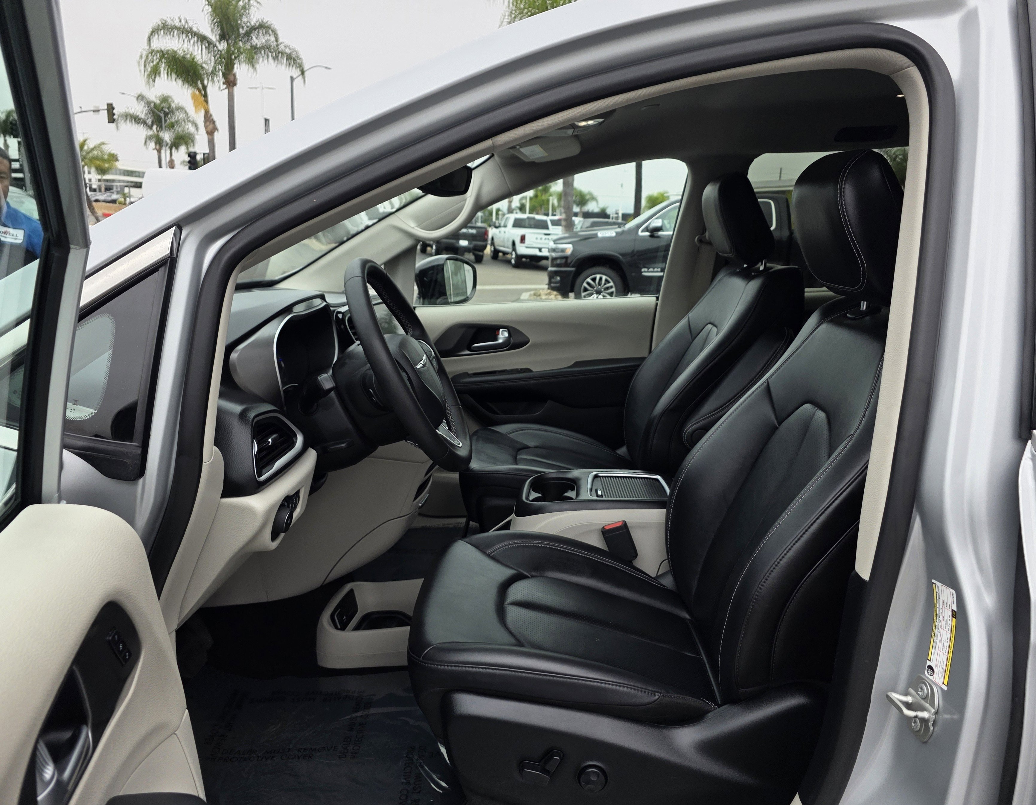 Certified 2024 Chrysler Pacifica Touring-L image 13