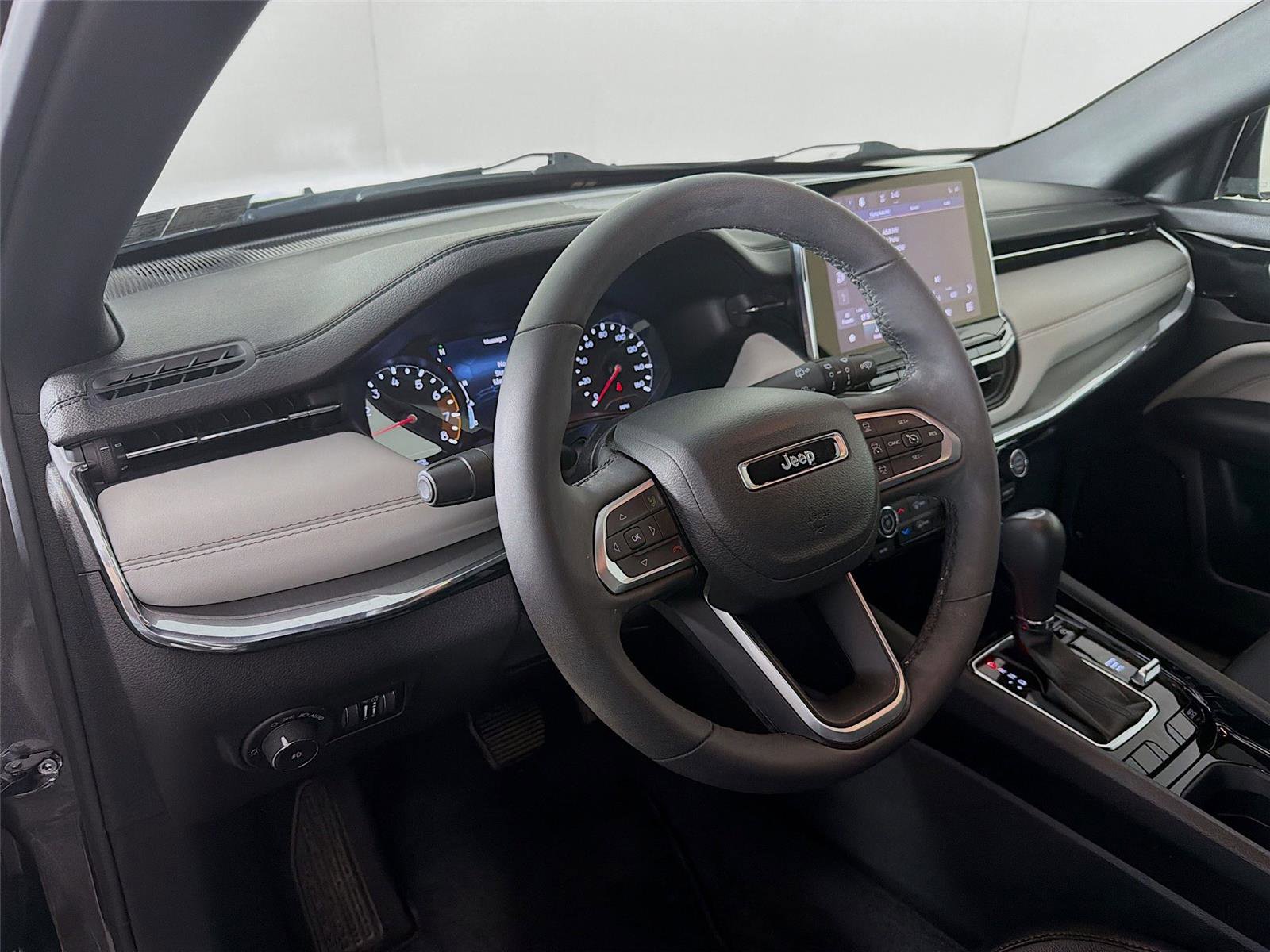 Used 2023 Jeep Compass Limited image 9