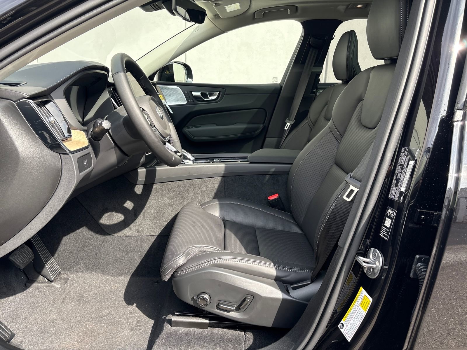 New 2026 Volvo XC60 B5 Ultra w/ Climate Package image 9