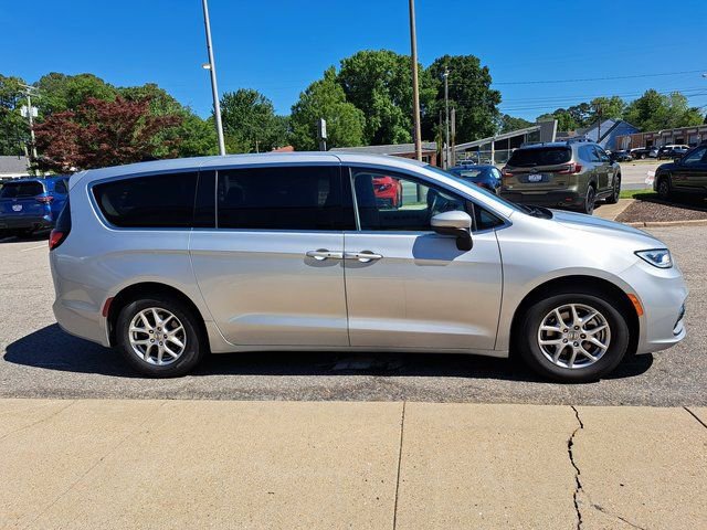 Used 2023 Chrysler Pacifica Touring-L FWD image 7