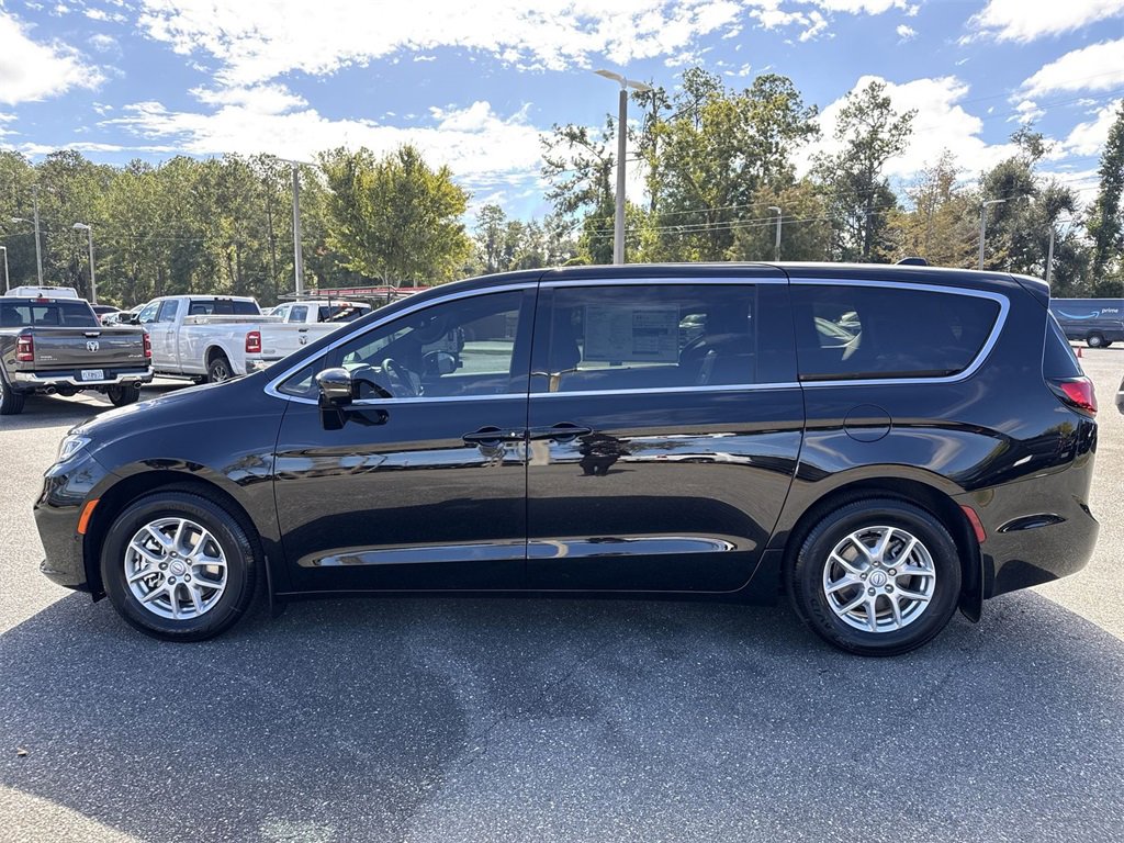 New 2026 Chrysler Pacifica Select image 6