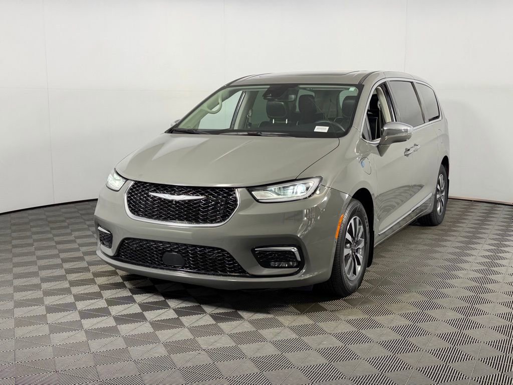 Used 2022 Chrysler Pacifica Limited image 3