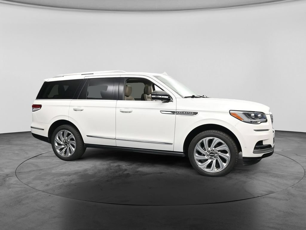 Used 2024 Lincoln Navigator Premiere AWD/4WD image 4
