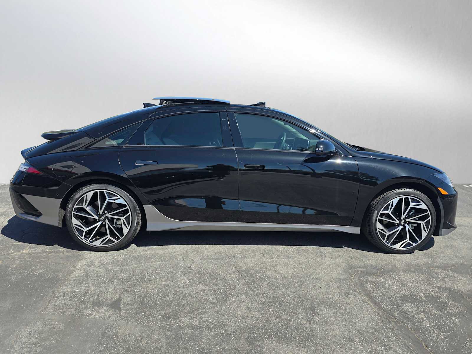 Used 2024 Hyundai Ioniq 6 Limited AWD/4WD image 2