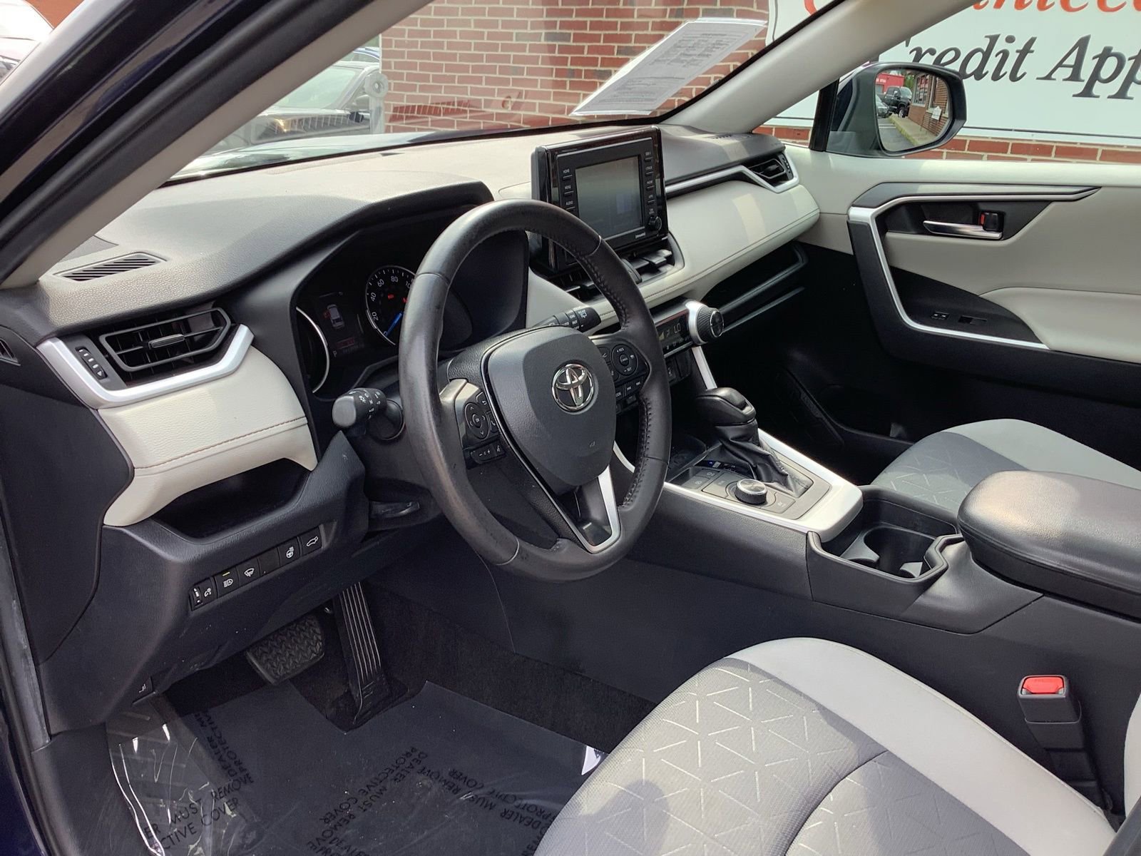 Used 2021 Toyota RAV4 XLE w/ Convenience Package image 14