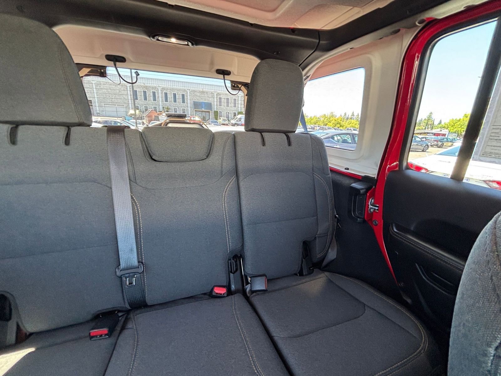Used 2025 Jeep Wrangler Unlimited Sahara AWD/4WD image 37