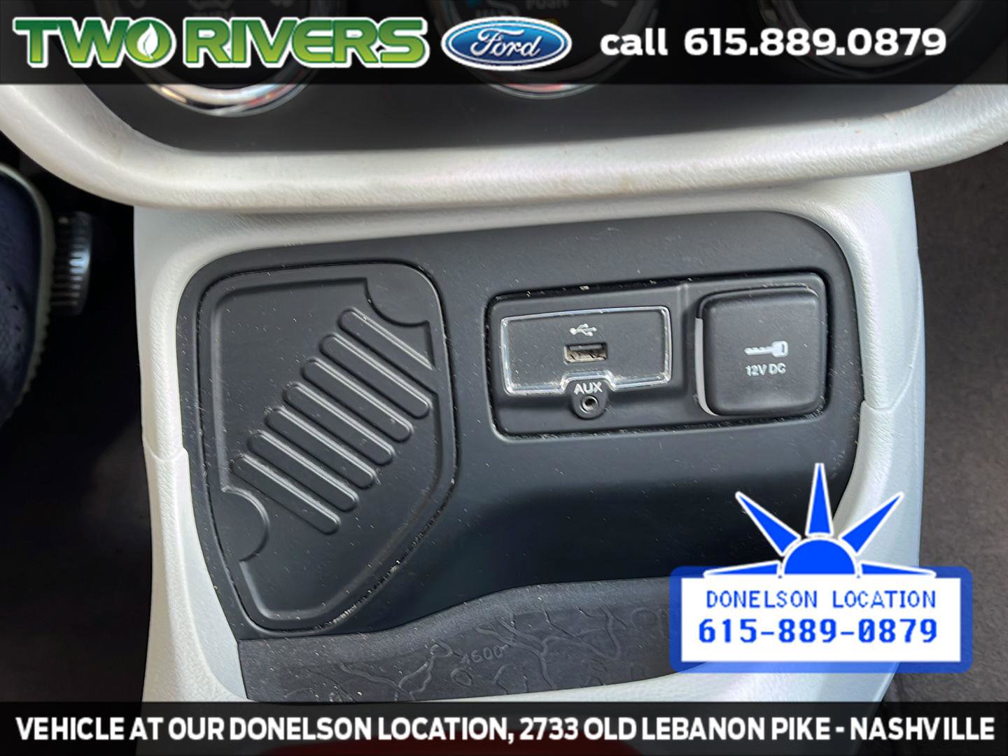Used 2015 Jeep Renegade Latitude w/ Cold Weather Group FWD image 24