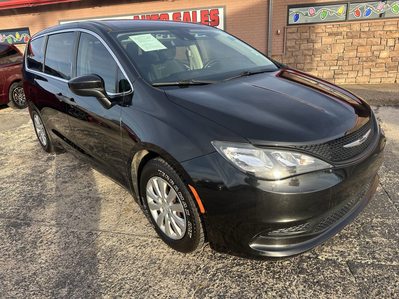 Used 2021 Chrysler Voyager L image 3