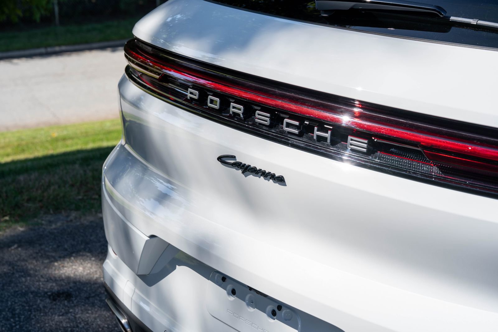 Certified 2025 Porsche Cayenne E-Hybrid w/ Premium Package Plus image 13