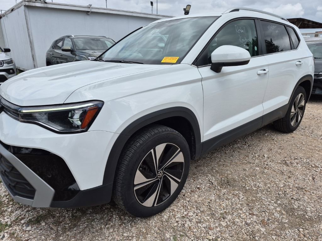 Used 2025 Volkswagen Taos SE AWD/4WD image 1