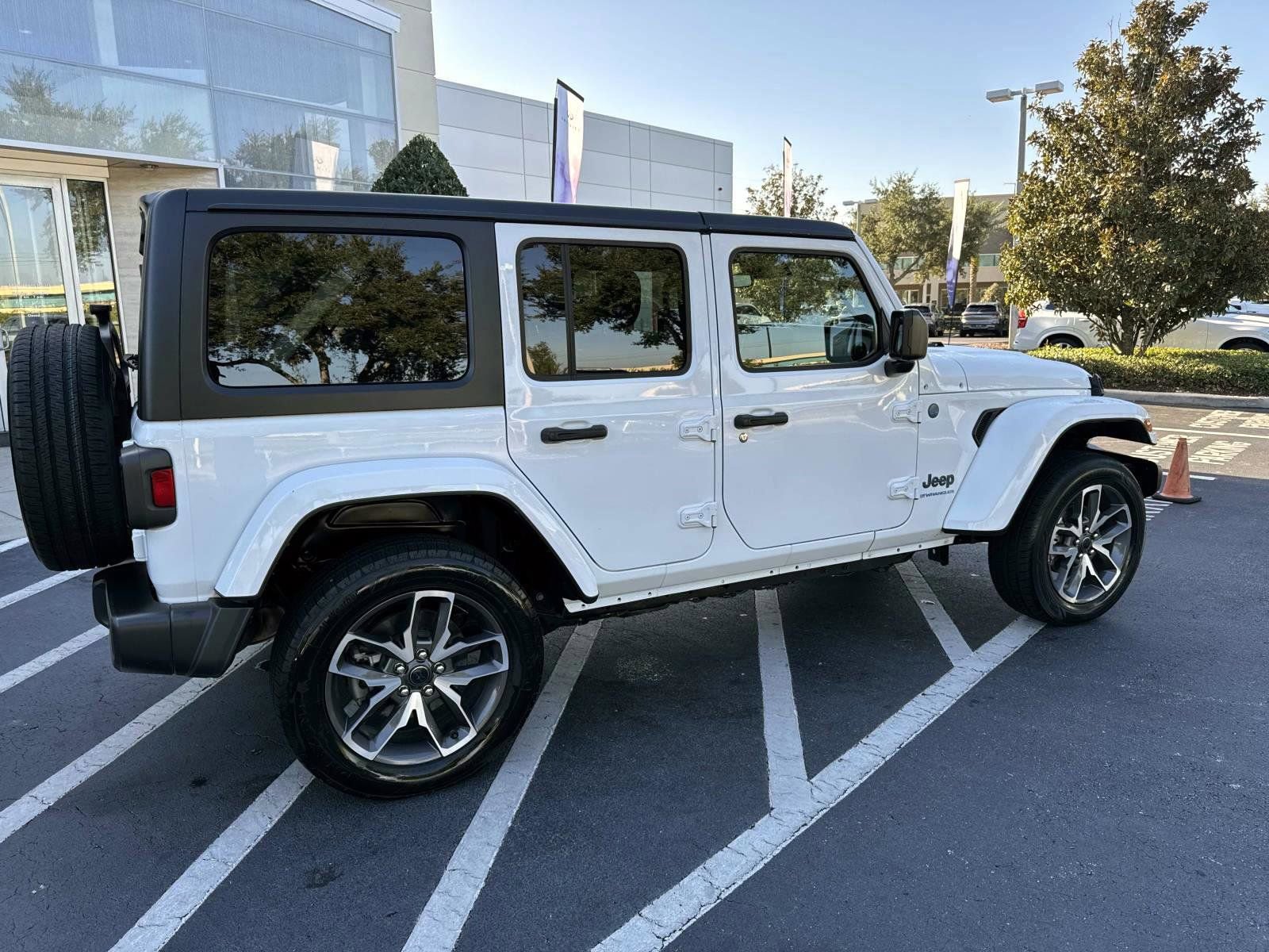 Used 2024 Jeep Wrangler Unlimited image 2