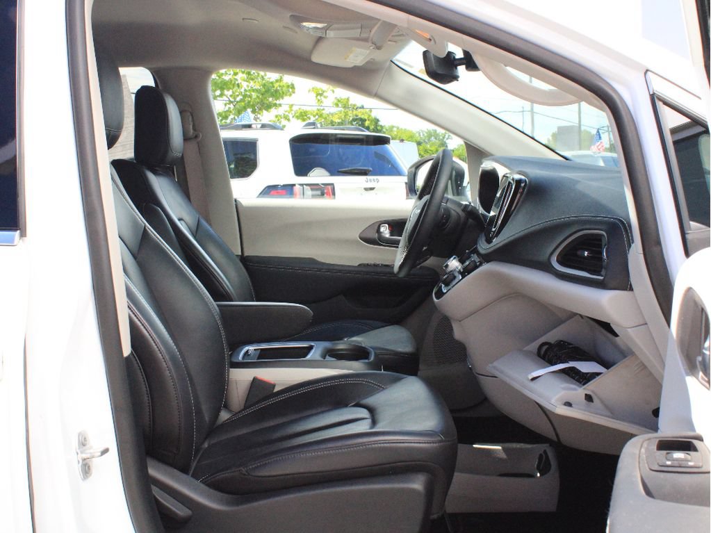Used 2023 Chrysler Pacifica Touring-L AWD/4WD image 27