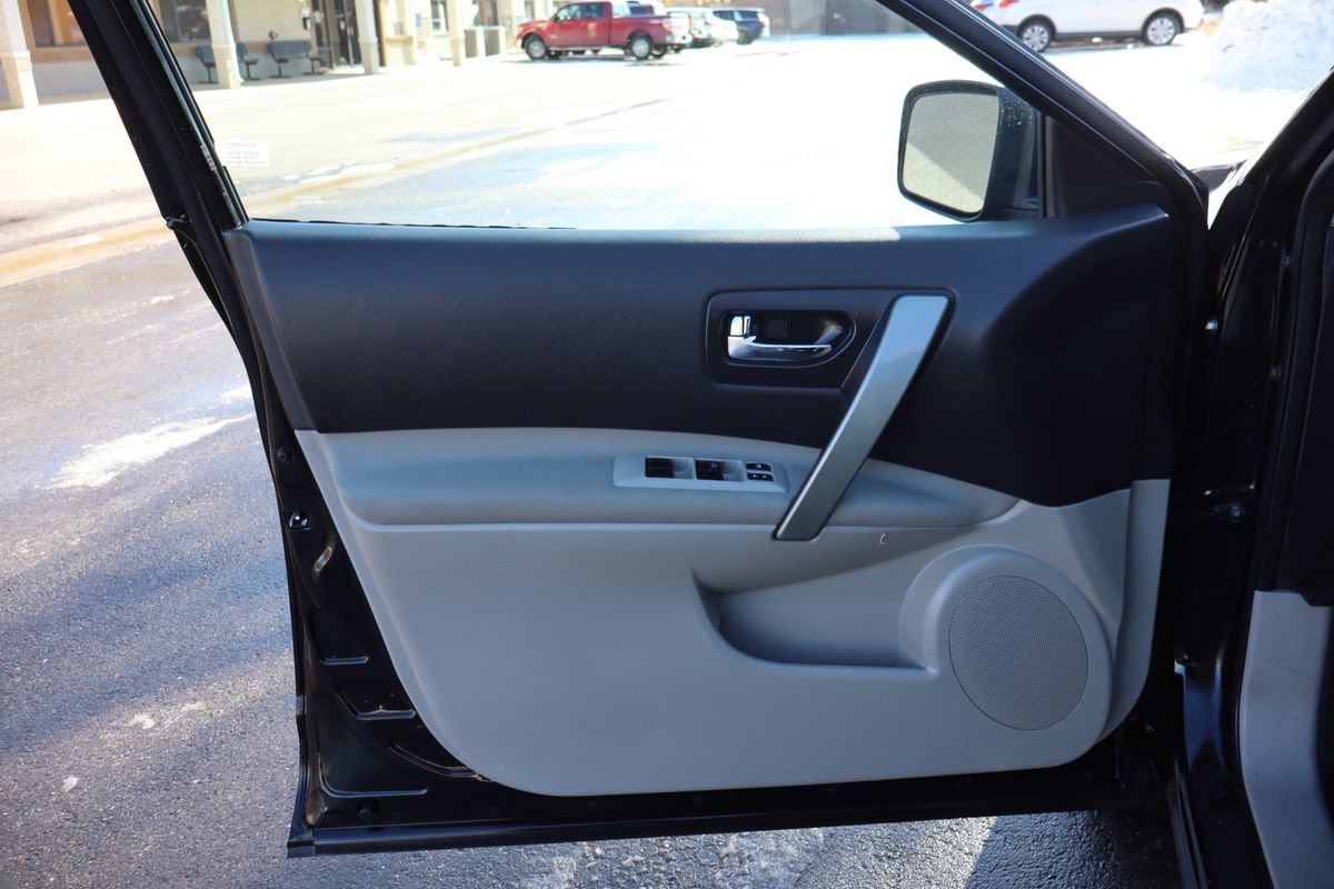 Used 2014 Nissan Rogue S image 23