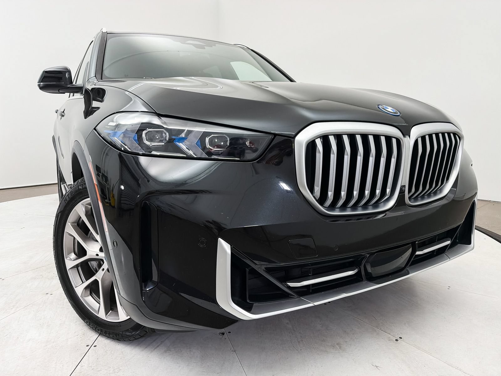 Used 2024 BMW X5 xDrive50e AWD/4WD image 2