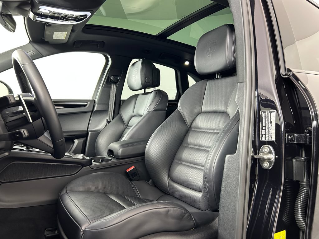 Certified 2025 Porsche Macan AWD/4WD image 5