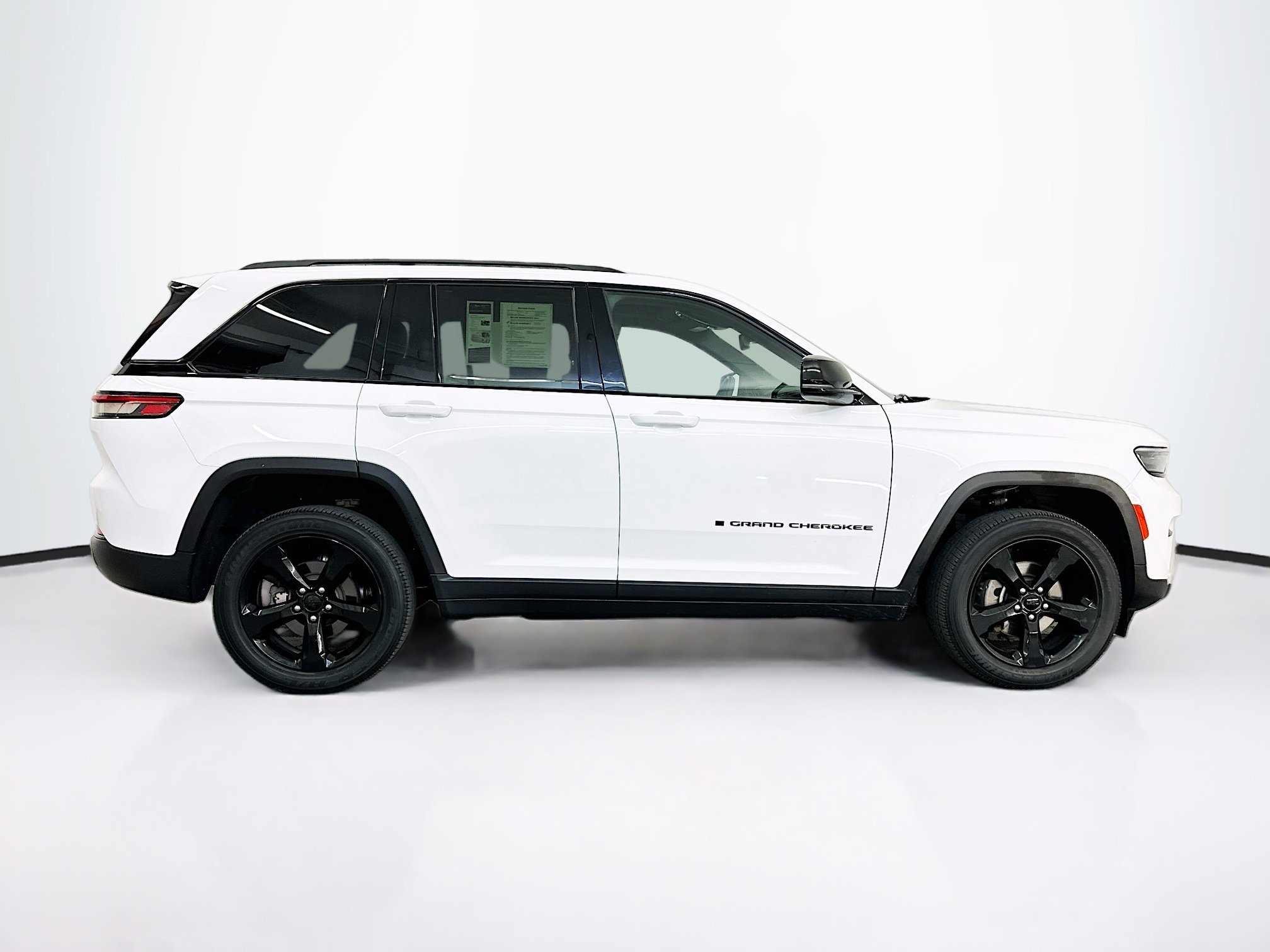 Used 2023 Jeep Grand Cherokee Altitude image 10