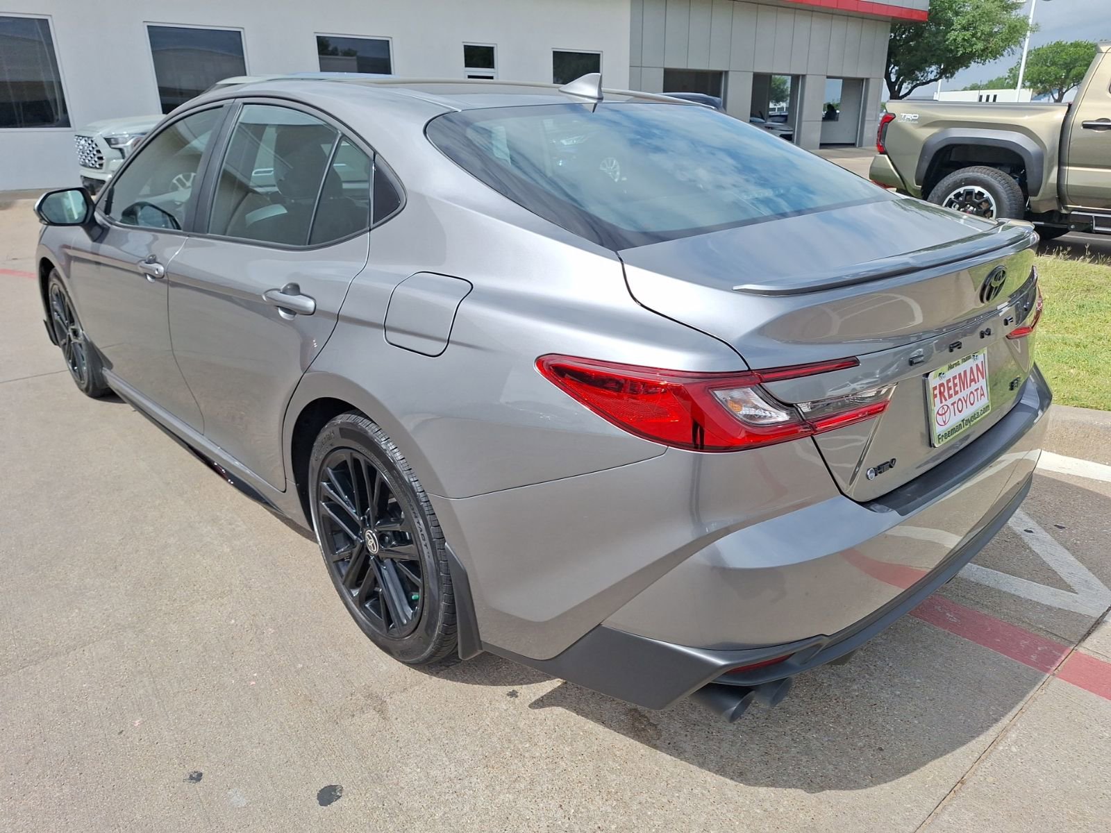 Used 2025 Toyota Camry SE w/ Convenience Package FWD image 4