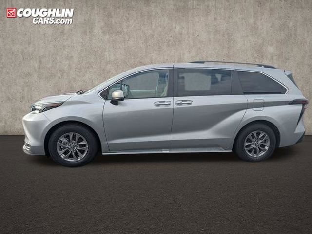 Used 2024 Toyota Sienna XLE w/ XLE Plus Package image 4