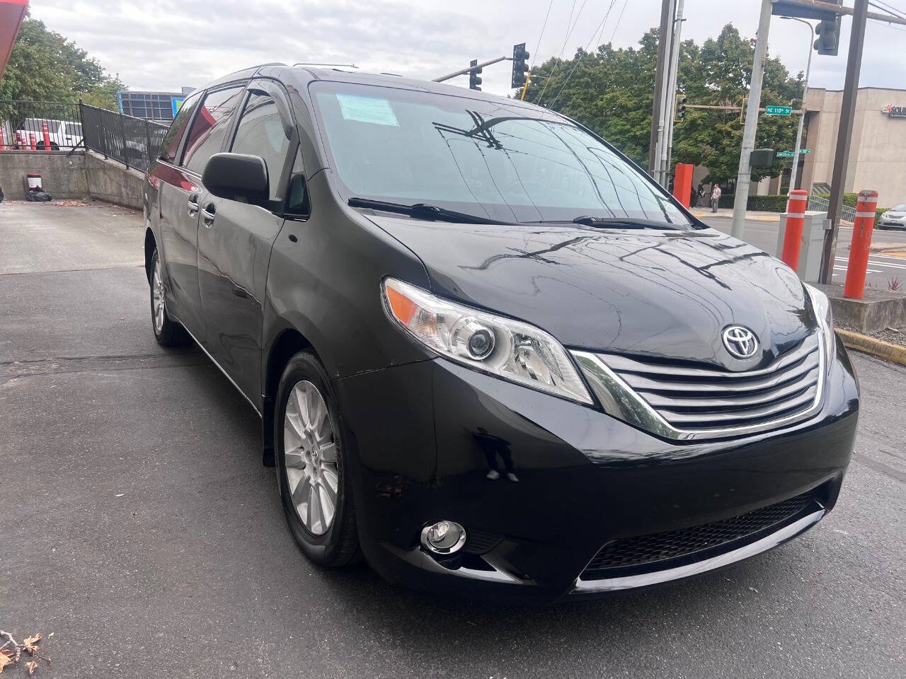 Used 2011 Toyota Sienna Limited w/ Premium Pkg AWD/4WD image 8