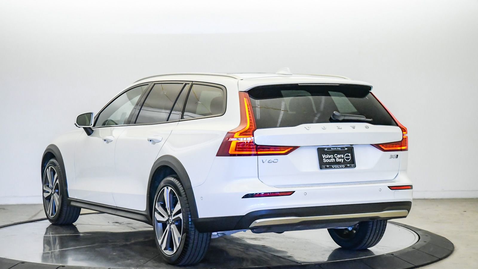 Certified 2026 Volvo V60 B5 Cross Country Plus w/ Climate Package AWD/4WD image 2