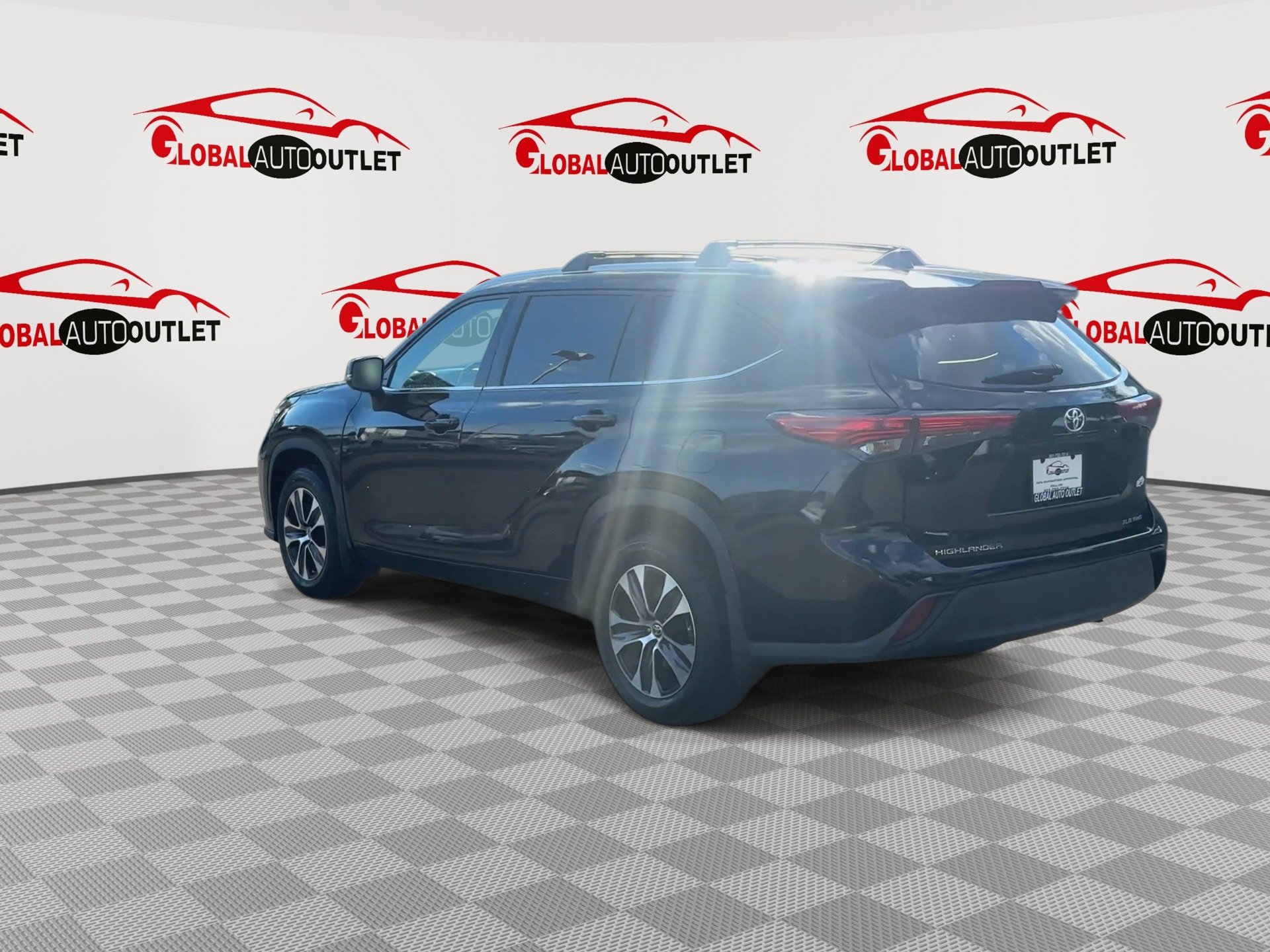 Used 2021 Toyota Highlander XLE AWD/4WD image 6