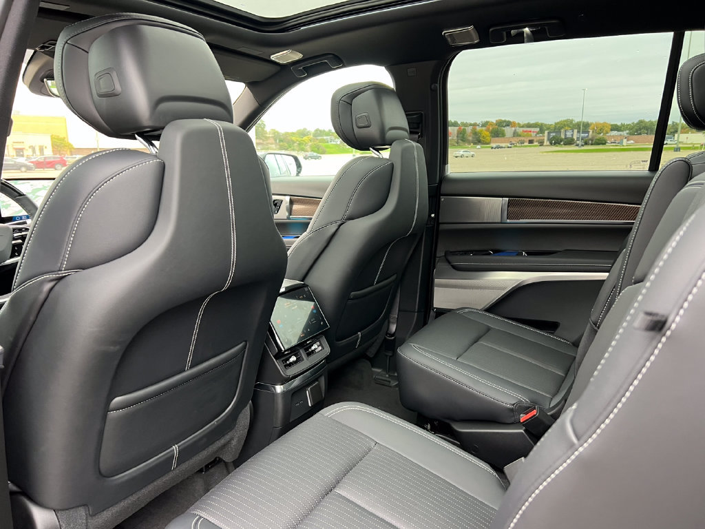 New 2027 Cadillac Vistiq Sport w/ LPO, Floor Liner Package AWD/4WD image 31