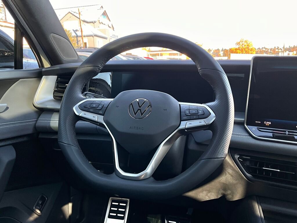 New 2025 Volkswagen Tiguan SE R-Line image 19