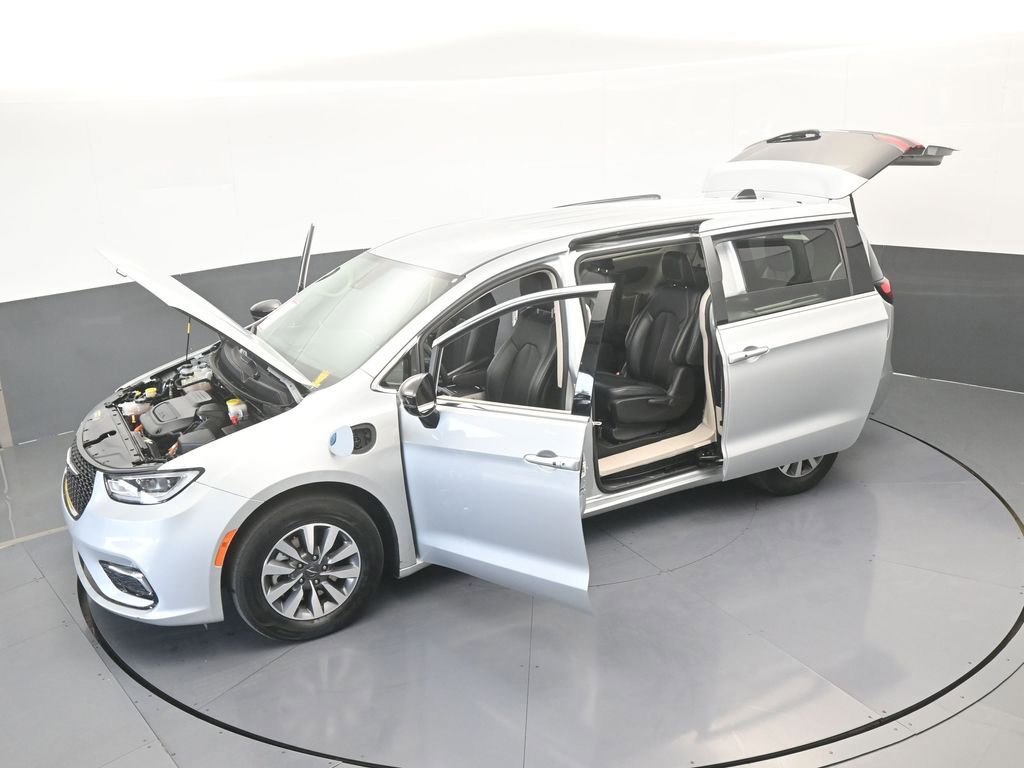 Used 2024 Chrysler Pacifica Select image 69