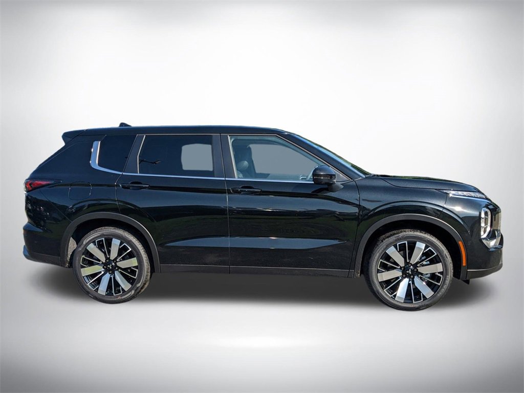 New 2025 Mitsubishi Outlander SE image 3