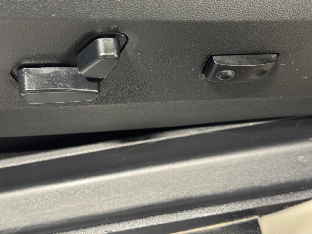 Used 2015 Chrysler Town & Country Touring-L w/ Driver Convenience Group image 12