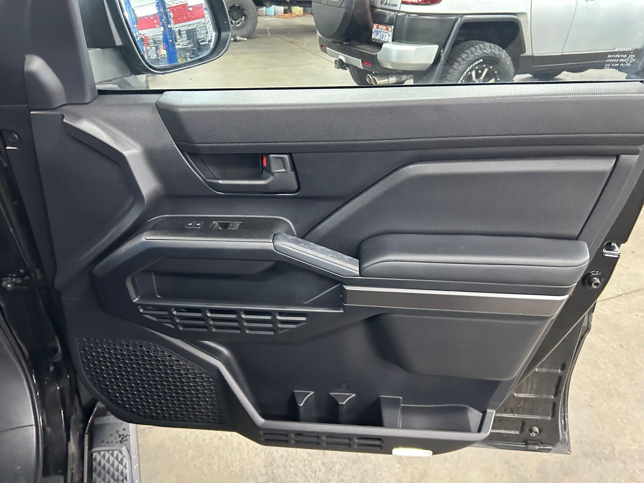 Used 2025 Toyota 4Runner SR5 AWD/4WD image 28