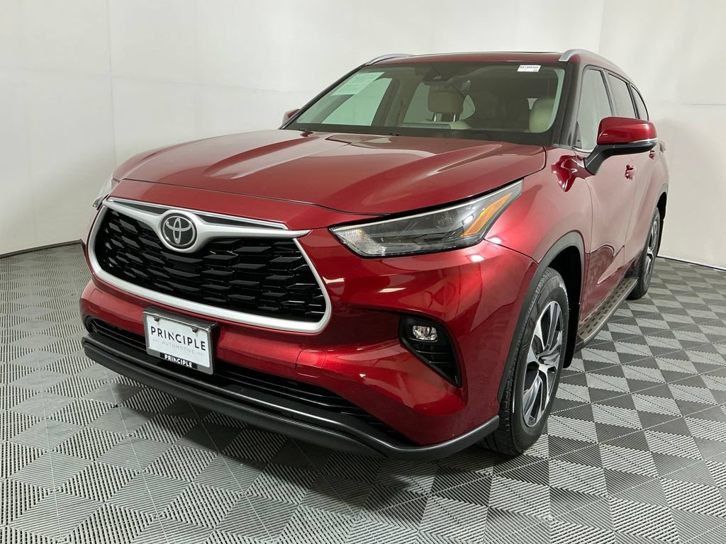 Used 2022 Toyota Highlander XLE FWD image 2