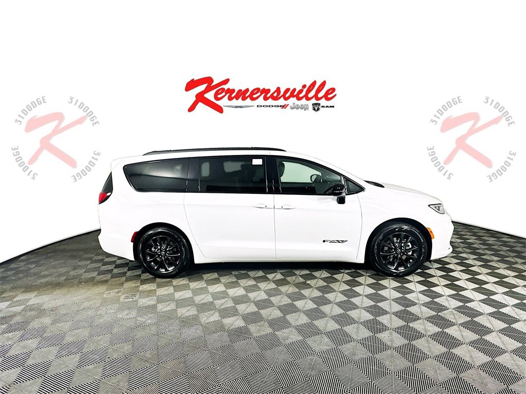 New 2025 Chrysler Pacifica Select w/ Uconnect Theater Family Group image 8