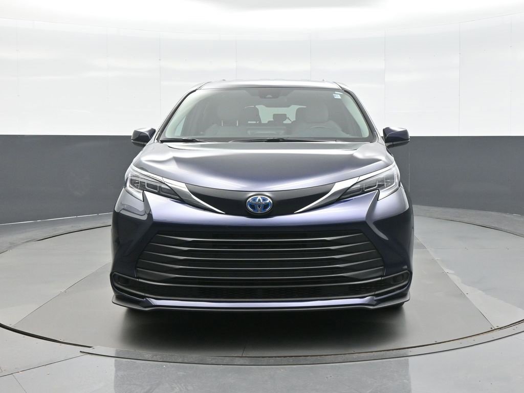 Used 2025 Toyota Sienna LE image 2