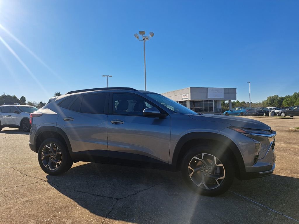 Used 2024 Chevrolet Trax LT image 3