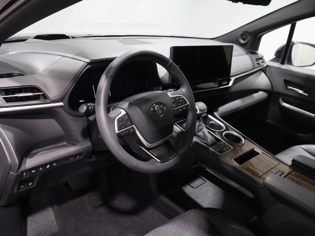 Used 2026 Toyota Sienna Platinum AWD/4WD image 16