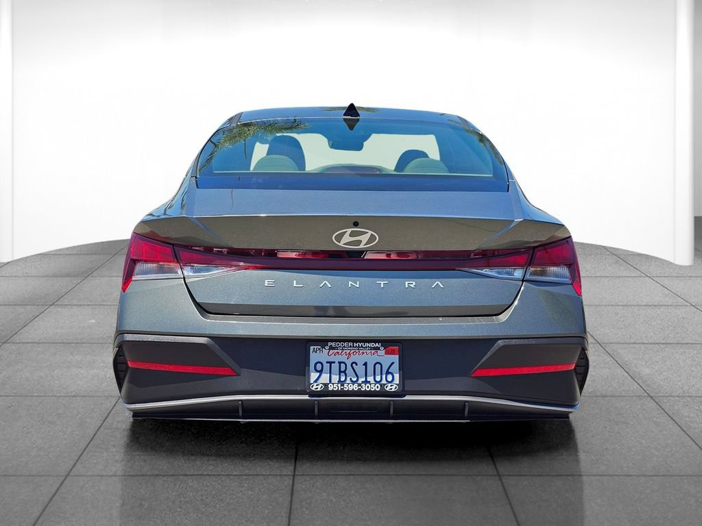 Certified 2025 Hyundai Elantra SE FWD image 5
