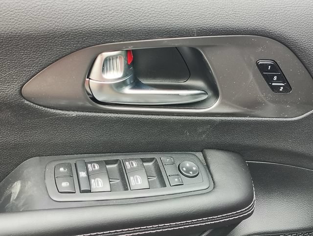 New 2026 Chrysler Pacifica Select w/ S Appearance Package FWD image 9