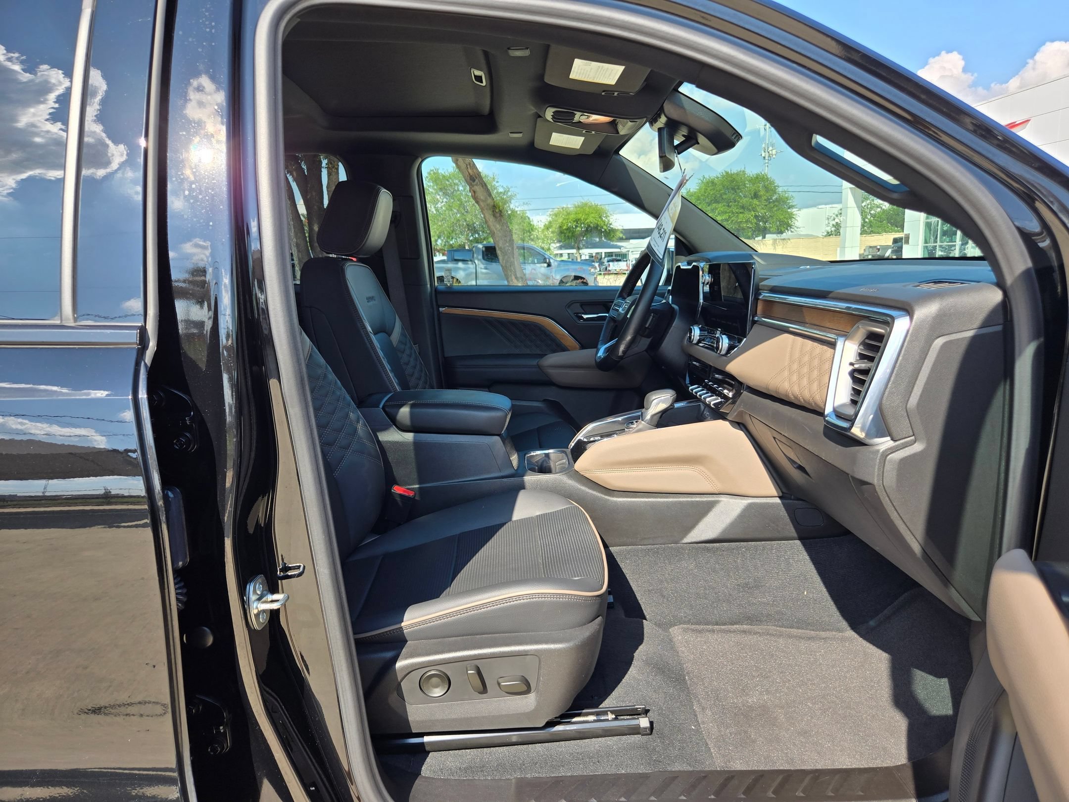 Certified 2025 GMC Canyon Denali AWD/4WD image 24