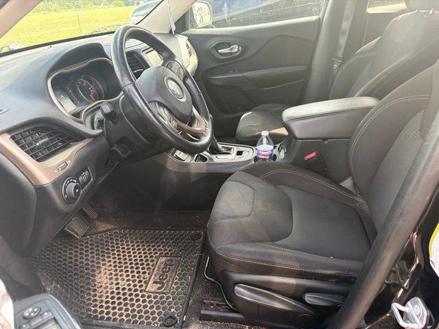 Used 2016 Jeep Cherokee Latitude w/ Cold Weather Group FWD image 4