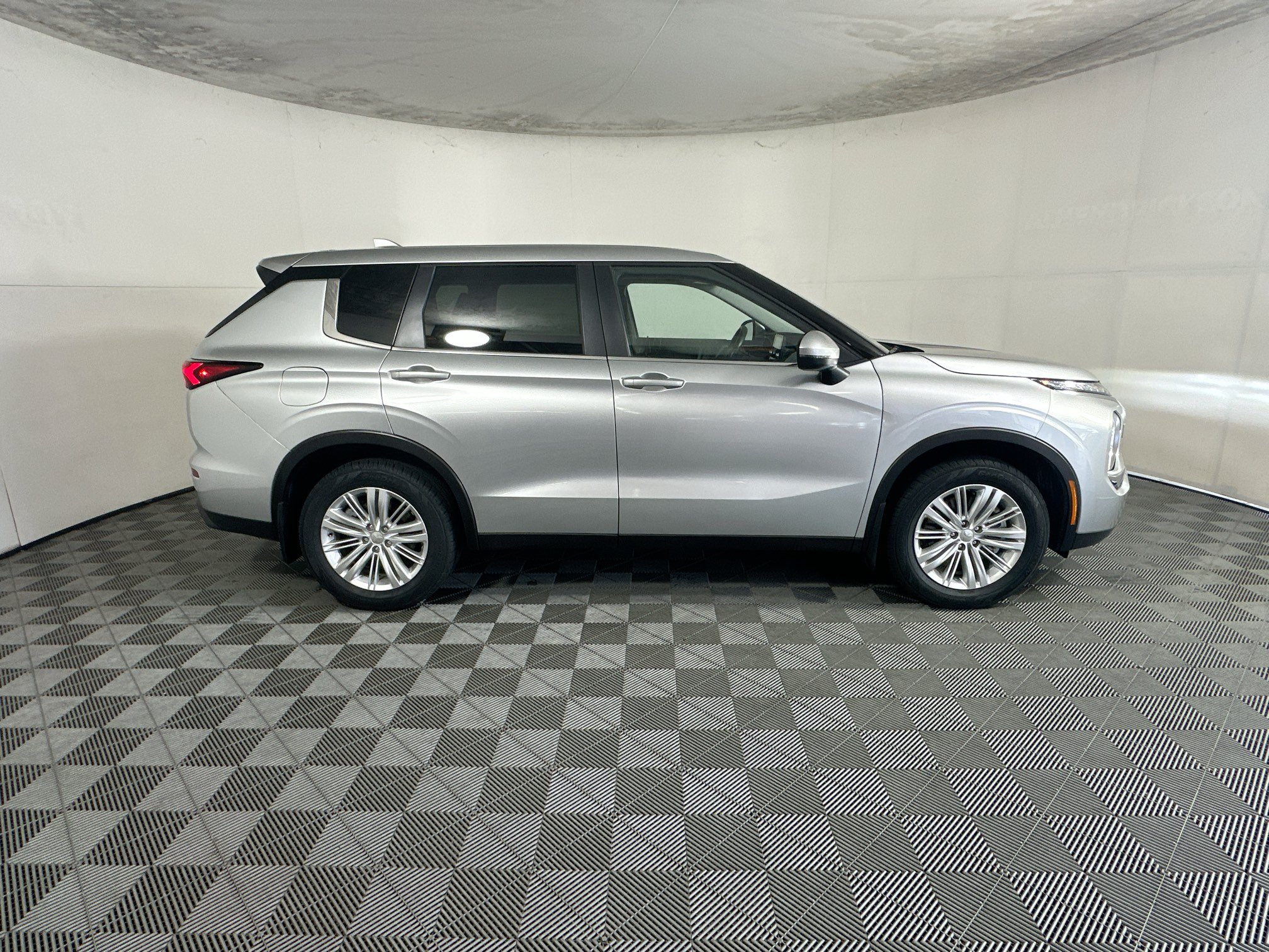 Used 2024 Mitsubishi Outlander ES AWD/4WD image 2