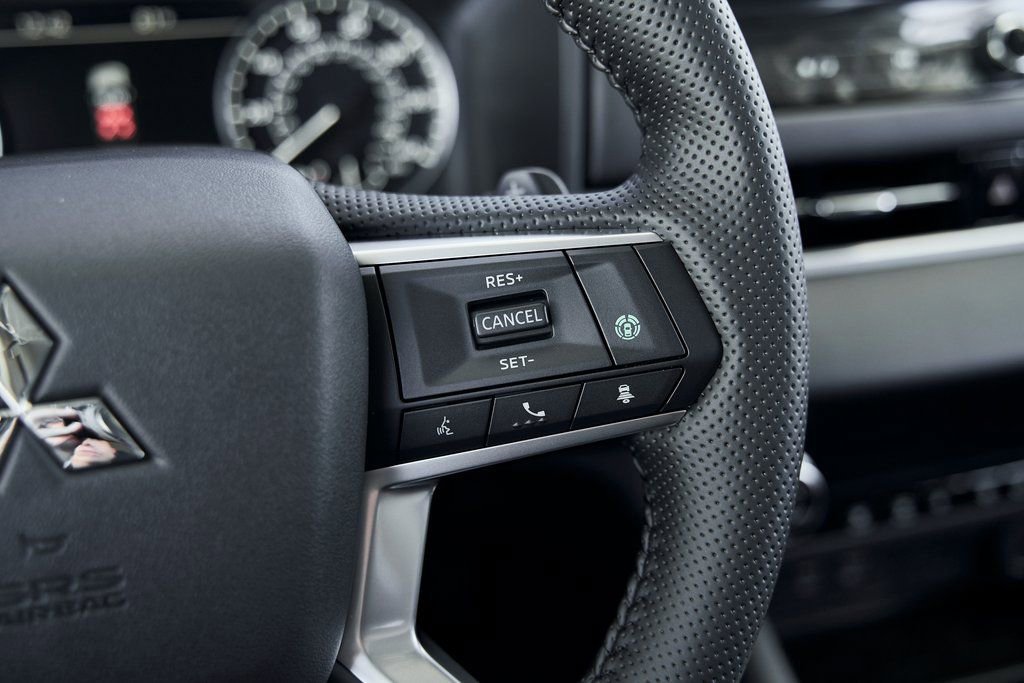 Used 2025 Mitsubishi Outlander SE FWD image 38