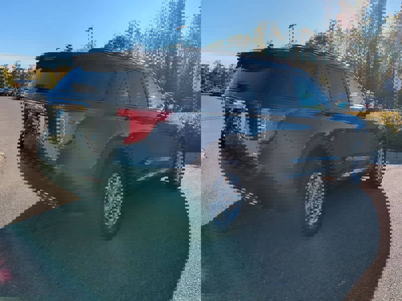 Used 2022 Ford Explorer XLT w/ Equipment Group 202A image 8