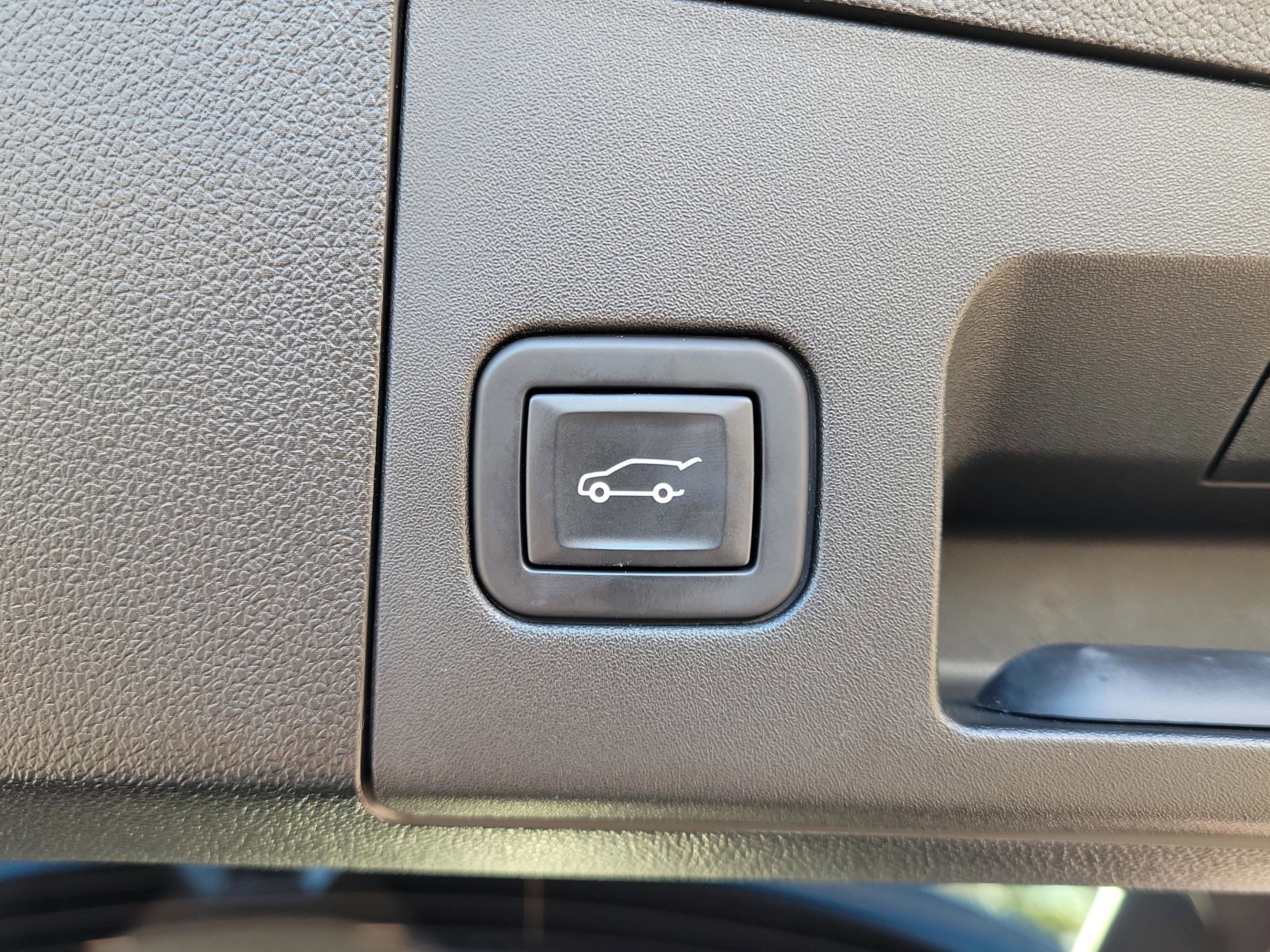 Used 2022 Cadillac XT4 Premium Luxury w/ Enhanced Visibility Package image 12