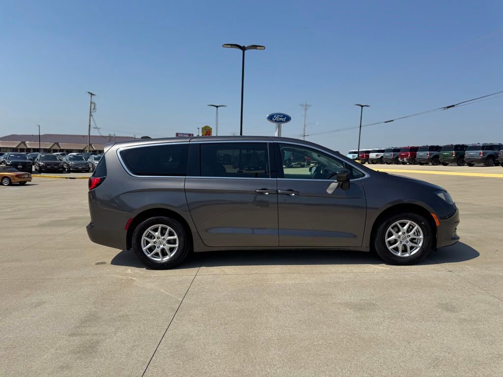 Used 2023 Chrysler Voyager LX image 4