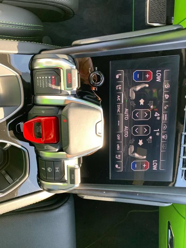 Used 2022 Lamborghini Urus AWD/4WD image 23