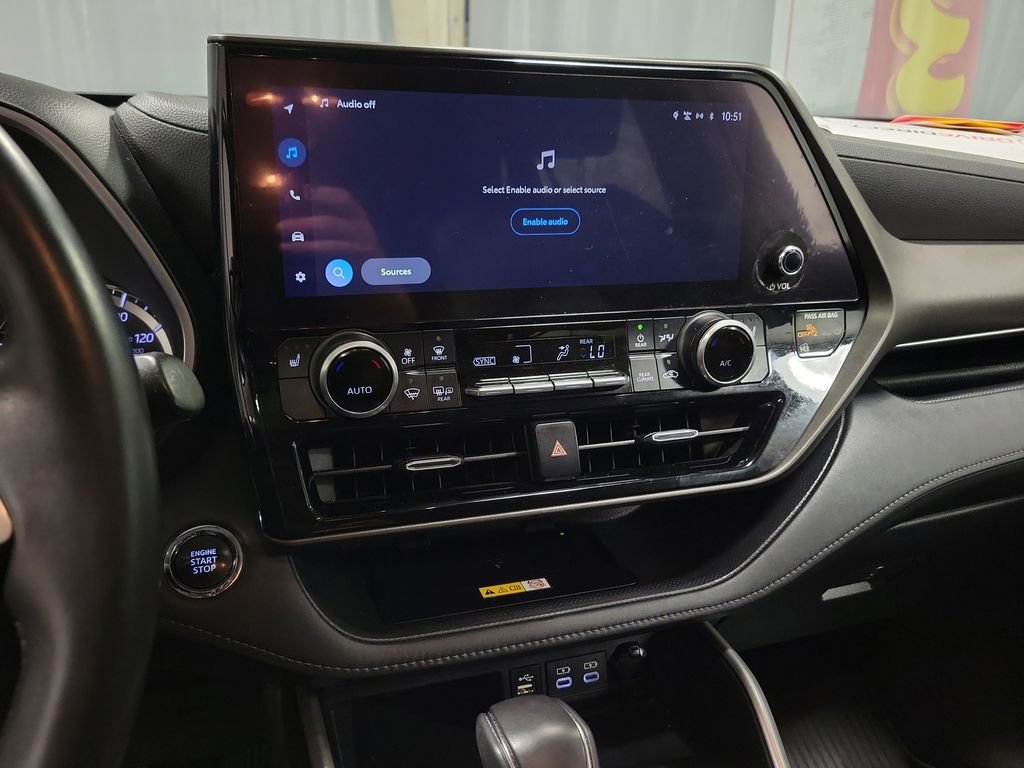 Used 2023 Toyota Highlander XLE FWD image 14
