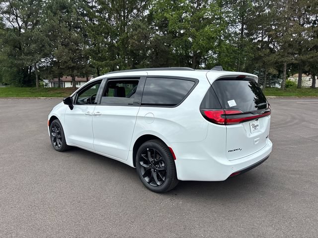 New 2027 Chrysler Pacifica Limited w/ S Appearance Package AWD/4WD image 4