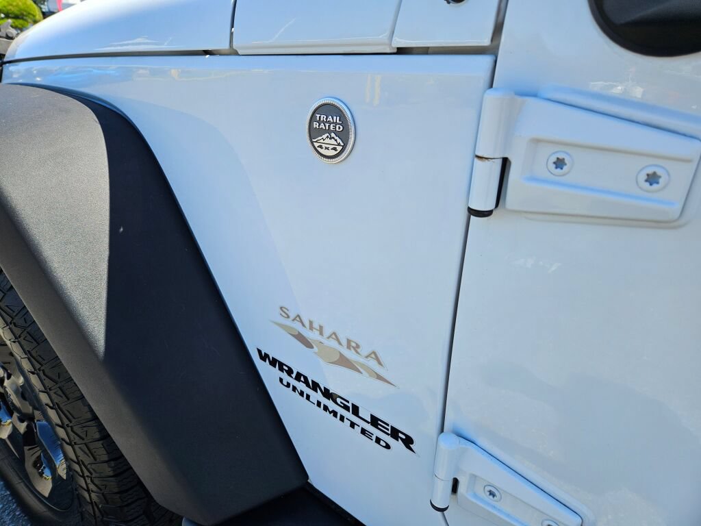 Used 2015 Jeep Wrangler Unlimited Sahara w/ Connectivity Group AWD/4WD image 11